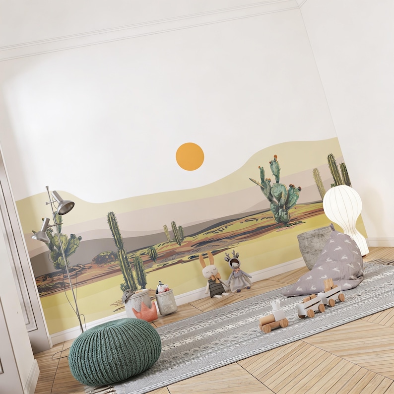 K&ouml;nnte beinhalten: Ein Wandbild mit einer W&uuml;stenlandschaft, gr&uuml;nen Kakteen, sanften H&uuml;geln in Gelb- und Braunt&ouml;nen sowie einer soliden orangefarbenen Sonne vor wei&szlig;em Himmel. Die Szene ist in einem flachen, grafischen Stil gehalten und bedeckt die Wand.