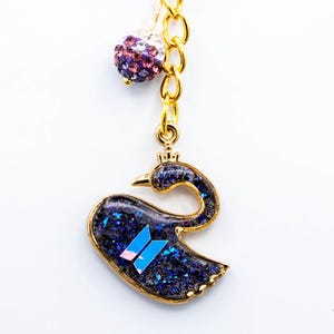 Black Swan BTS-sleutelhanger - diepdonkere kleurverschuivende fonkelende kraalbedel - Kpop-muziek geïnspireerd door Bangtan - sleutelhangeraccessoire