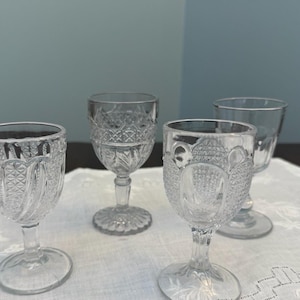 Antieke geperste glazen cordialglazen set van 4: gemengde EAPG-patronen,