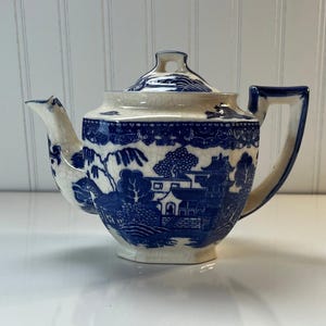 Vintage Blue Willow Tea Pot Made In Japan **Decorative not for use Please READ**