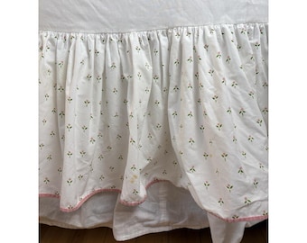 Falda de cama Laura Ashley Castleberry Pink Tulip tamaño King con volantes y capas