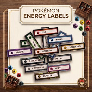 Puede incluir: Una colección de etiquetas rectangulares de Energía Pokémon con varios tipos, incluyendo Fuego, Planta, Agua, Rayo, Psíquico, Lucha, Siniestro, Acero, Incoloro, Hada y Dragón. Cada etiqueta muestra su nombre y símbolo correspondiente.