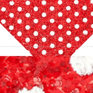 Puede incluir: Tela roja de purpurina con lunares blancos. La tela es texturizada y tiene un acabado brillante.