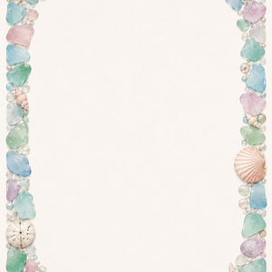 Può includere: Una cornice rettangolare composta da vari pezzi di vetro marino nelle tonalità del blu, verde, rosa e trasparente, intervallati da piccole perle bianche, due stelle marine e due conchiglie, che circondano un ampio centro rettangolare bianco sporco.
