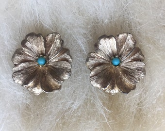 Vintage clip en pendientes no perforados oro tono metal flor retro declaración joyería 1950s 0.75"