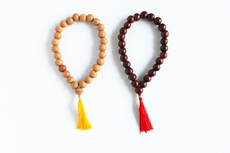 Bracelet en bois de santal Mala sacré pour poignet de méditation image 3