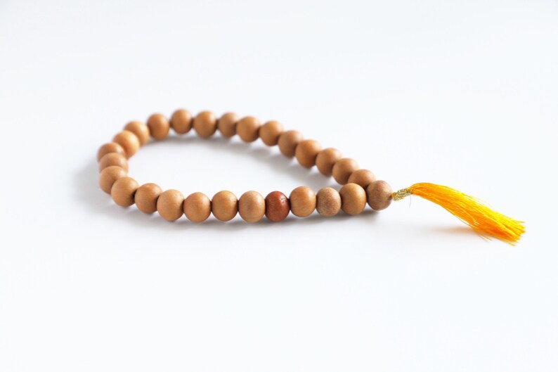 Bracelet en bois de santal Mala sacré pour poignet de méditation image 4