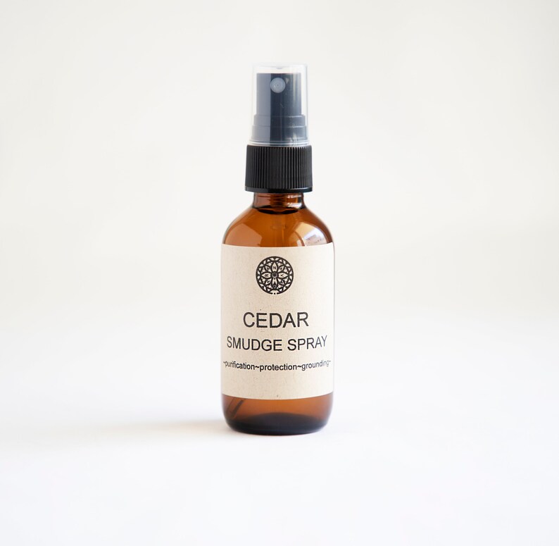 Pu&ograve; includere: Un flacone spray in vetro ambrato con erogatore in plastica nera ed etichetta beige. L'etichetta presenta un'icona mandala circolare, il testo CEDAR SMUDGE SPRAY e le parole purification~protection~grounding stampate in inchiostro nero.