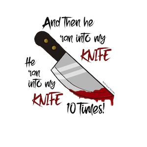 Puede incluir: Un fondo blanco con un cuchillo negro y plateado con sangre roja goteando de la hoja. El texto dice "And Then he ran into my KNIFE 10 Times!"