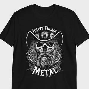 Maglietta con teschio metallaro: design heavy metal disegnato a mano