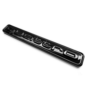 Puede incluir: Emblema "quattro" de plástico negro con letras en relieve.