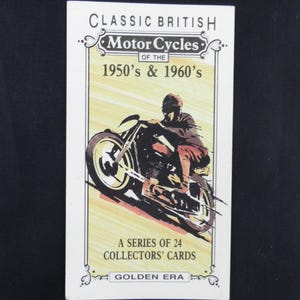 Puede incluir: Tarjeta coleccionable crema con una ilustraci&oacute;n de motocicleta vintage. El texto de la tarjeta dice "CLASSIC BRITISH Motor Cycles of the 1950's & 1960's" y "A SERIES OF 24 COLLECTORS' CARDS". La tarjeta tiene un borde decorativo.