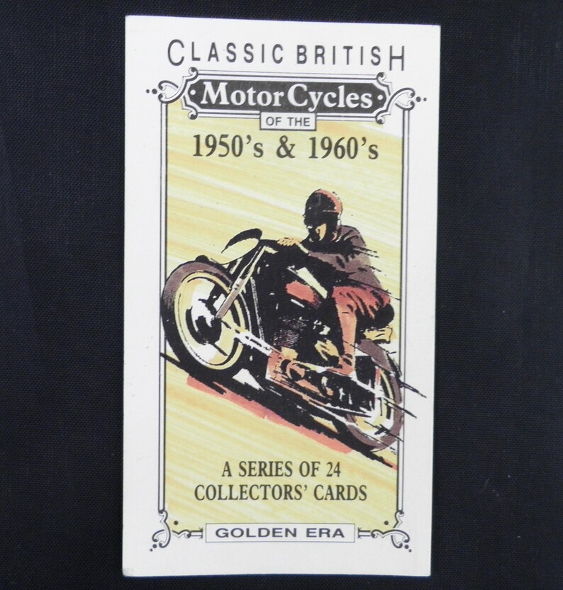 Puede incluir: Tarjeta coleccionable crema con una ilustraci&oacute;n de motocicleta vintage. El texto de la tarjeta dice "CLASSIC BRITISH Motor Cycles of the 1950's & 1960's" y "A SERIES OF 24 COLLECTORS' CARDS". La tarjeta tiene un borde decorativo.