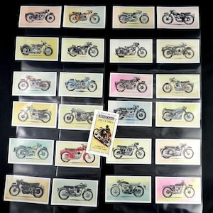 Puede incluir: Una colecci&oacute;n de cromos de motocicletas antiguas, cada uno con una motocicleta brit&aacute;nica cl&aacute;sica de los a&ntilde;os 1950 y 1960. Las tarjetas se muestran en un &aacute;lbum de coleccionista negro. Las tarjetas son rectangulares con ilustraciones coloridas.