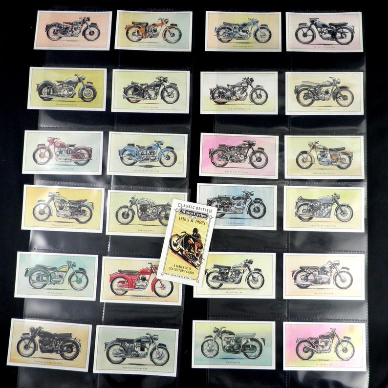 Puede incluir: Una colecci&oacute;n de cromos de motocicletas antiguas, cada uno con una motocicleta brit&aacute;nica cl&aacute;sica de los a&ntilde;os 1950 y 1960. Las tarjetas se muestran en un &aacute;lbum de coleccionista negro. Las tarjetas son rectangulares con ilustraciones coloridas.