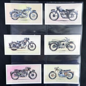 Puede incluir: Colecci&oacute;n de ilustraciones de motocicletas antiguas, cada una en una tarjeta blanca. Las motos presentadas son Ariel Square Four, Triumph Tiger Cub, Panther Model 100, Greeves 250, Royal Enfield Bullet y BIA Golden Flash.