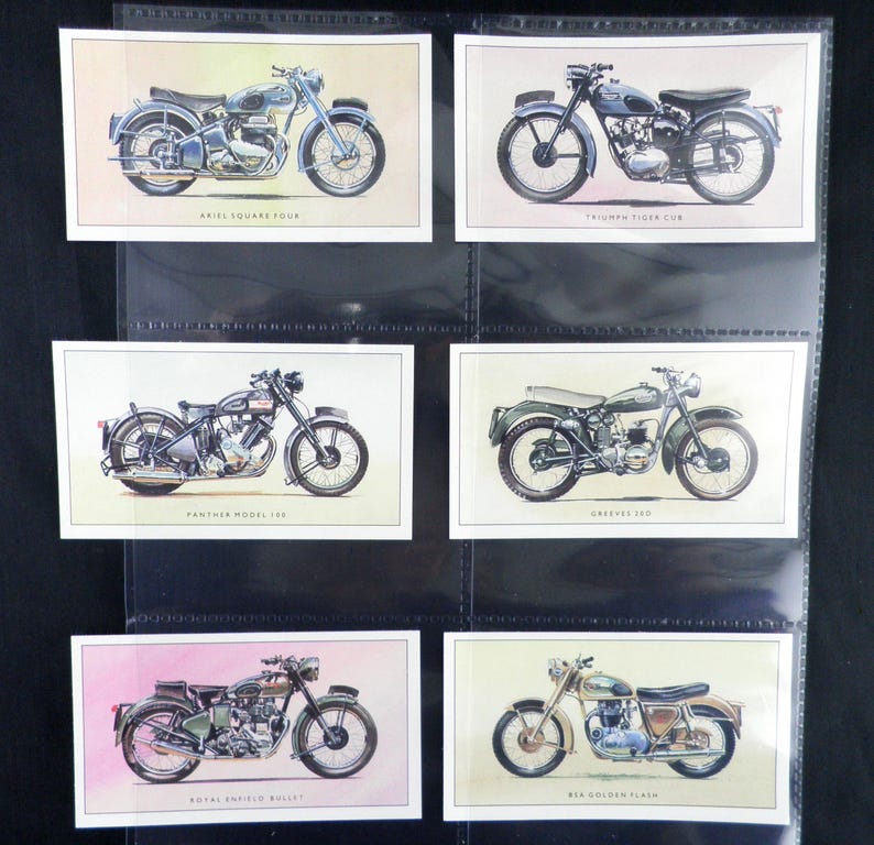 Puede incluir: Colecci&oacute;n de ilustraciones de motocicletas antiguas, cada una en una tarjeta blanca. Las motos presentadas son Ariel Square Four, Triumph Tiger Cub, Panther Model 100, Greeves 250, Royal Enfield Bullet y BIA Golden Flash.