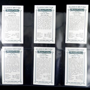 Puede incluir: Seis tarjetas coleccionables de motocicletas brit&aacute;nicas cl&aacute;sicas de los a&ntilde;os 1950 y 1960, en un archivador negro. Cada tarjeta presenta un modelo diferente, como la Matchless G9 y la Velocette Thruxton, con detalles t&eacute;cnicos.