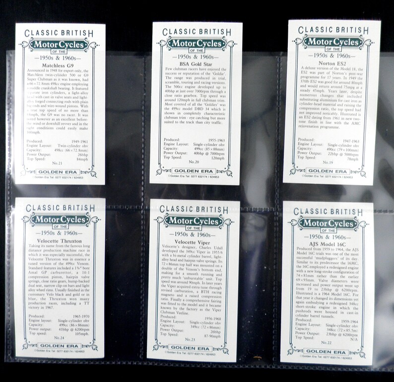 Puede incluir: Seis tarjetas coleccionables de motocicletas brit&aacute;nicas cl&aacute;sicas de los a&ntilde;os 1950 y 1960, en un archivador negro. Cada tarjeta presenta un modelo diferente, como la Matchless G9 y la Velocette Thruxton, con detalles t&eacute;cnicos.