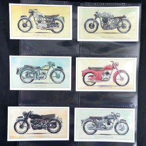 Puede incluir: Una colecci&oacute;n de cromos de motocicletas antiguas. Las tarjetas presentan ilustraciones de motocicletas cl&aacute;sicas, incluyendo una Triumph Tiger 110, Norton Manx, BSA Bantam, James Cavalier, Vincent Black Shadow y Norton Dominator.