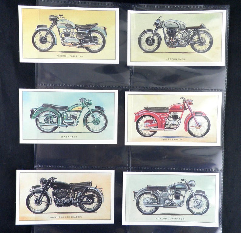 Puede incluir: Una colecci&oacute;n de cromos de motocicletas antiguas. Las tarjetas presentan ilustraciones de motocicletas cl&aacute;sicas, incluyendo una Triumph Tiger 110, Norton Manx, BSA Bantam, James Cavalier, Vincent Black Shadow y Norton Dominator.