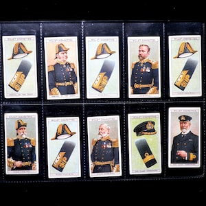 Abito navale e distintivi Carte di sigarette di WD & HO Wills Set di 50 emessi nel 1909 Storia Uniformi militari Ammirazione navale Investimento raro