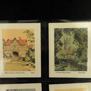 Puede incluir: Dos postales antiguas que representan edificios históricos. La primera postal muestra un edificio de entramado de madera con un arco de piedra y el texto "Meat & Cattlehouse Bakeway Castle, Salop". La segunda postal muestra una iglesia con un alto campanario y el texto "St. John's College Chapel, Cambridge".