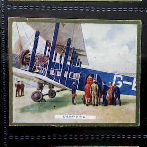 Cartões de cigarro Day on the Airway (grandes) de Nicholas Sarony Conjunto de 25 emitidos em 1928 Flying Airline Airways Raro colecionável