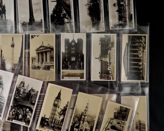 Peut inclure: Une collection de cartes postales anciennes présentant des photographies en noir et blanc de divers monuments de Londres, en Angleterre. Les cartes postales sont disposées en rangées et en colonnes, et chacune d'elles présente une image différente. Parmi les monuments représentés, on peut citer le palais de Westminster, Big Ben et le Tower Bridge.