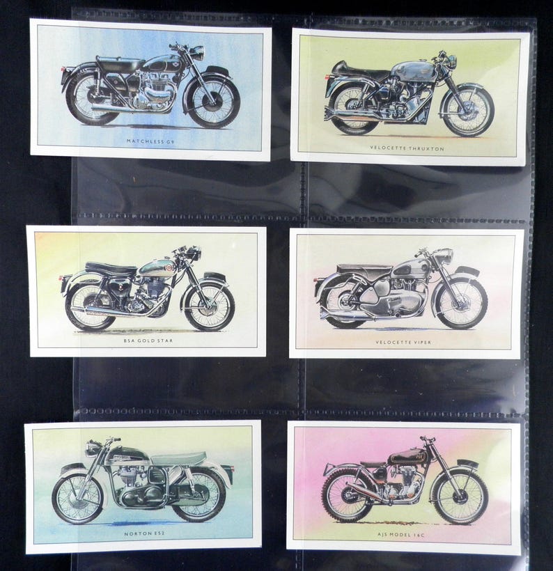 Puede incluir: Colecci&oacute;n de cromos de motocicletas antiguas. Cada cromo presenta una ilustraci&oacute;n detallada en acuarela de una motocicleta cl&aacute;sica, incluyendo modelos como Matchless G9, Velocette Thruxton y BSA Gold Star. Los cromos est&aacute;n en un archivador negro.