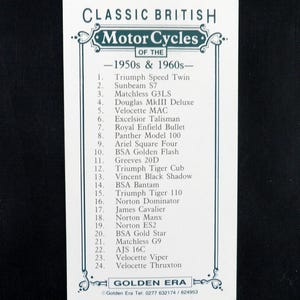 Puede incluir: Una tarjeta blanca con borde verde que enumera motocicletas brit&aacute;nicas cl&aacute;sicas de las d&eacute;cadas de 1950 y 1960. La lista incluye modelos como Triumph Speed Twin, Norton Dominator y BSA Gold Star. La tarjeta es de Golden Era.