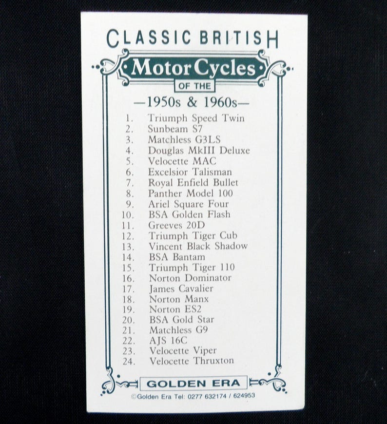Puede incluir: Una tarjeta blanca con borde verde que enumera motocicletas brit&aacute;nicas cl&aacute;sicas de las d&eacute;cadas de 1950 y 1960. La lista incluye modelos como Triumph Speed Twin, Norton Dominator y BSA Gold Star. La tarjeta es de Golden Era.