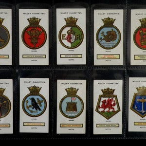 Distintivi delle navi, carte da sigaretta di WD e HO Wills, set da 50 emesse nel 1925, distintivi dei nomi delle navi, storia marittima della Marina, rari da collezione