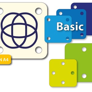以下が含まれることがあります： 丸みを帯びた角と穴のあるカラフルな正方形のタイル4枚セット。タイルは青、緑、黄色の3色です。青いタイルには「Basic」と印刷されています。タイルはペグボードシステムで使用するために設計されています。DIN A4.