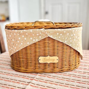 Brödlåda i rotting med linnepåse, förvaring av naturlig bröd, rustik köksorganisatör