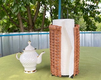 Stojący, wiklinowy uchwyt na ręczniki papierowe z drewnianą końcówką, kosz na ręczniki papierowe do blatu, pionowy stojak na ręczniki kuchenne w stylu boho