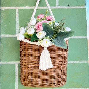 Front door basket wreath, Farmhouse empty hanging basket for fresh or artificial fowers, Country porch decor, Year round cottage wreath