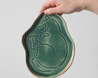 Version „Am Croissant“ | Waldgrün | Shiba-Inu-Keramikobjekt | Handgefertigtes Steinzeug mit Linienzeichnung