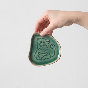 Versie "What yah doing?" | Mini | Forest Green | Shiba Inu Ceramic Object | Handmade Stoneware with Line Drawing