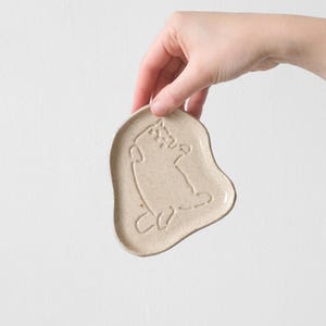 Versie “Nene The Siberian Princess” | Mini | Gespikkeld Steengoed | Kat Keramiek Object | Handgemaakt met Lijntekening