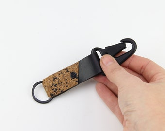 Schlüsselanhänger mit taktischem Karabinerhaken. Leder und Kork Schlüsselanhänger. Personalisiertes Geschenk für Männer und Frauen.