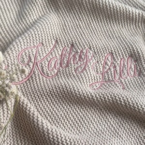 Decke mit Name, Strickdecke bestickt, Babydecke personalisiert, Babydecke Name, Kuscheldecke mit Name, Decke Wiege, Geschenke Geburt Taufe Bild 7