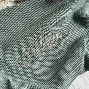 Decke mit Name, Strickdecke bestickt, Babydecke personalisiert, Babydecke Name, Kuscheldecke mit Name, Decke Wiege, Geschenke Geburt Taufe Grün - Forest Green