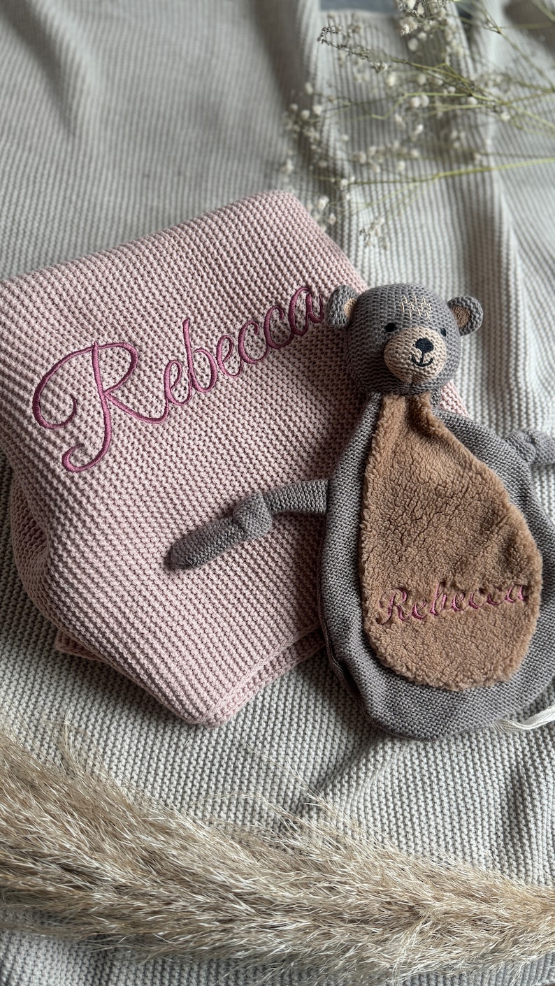 Decke mit Name, Strickdecke bestickt, Babydecke personalisiert, Babydecke Name, Kuscheldecke mit Name, Decke Wiege, Geschenke Geburt Taufe zdjęcie 6