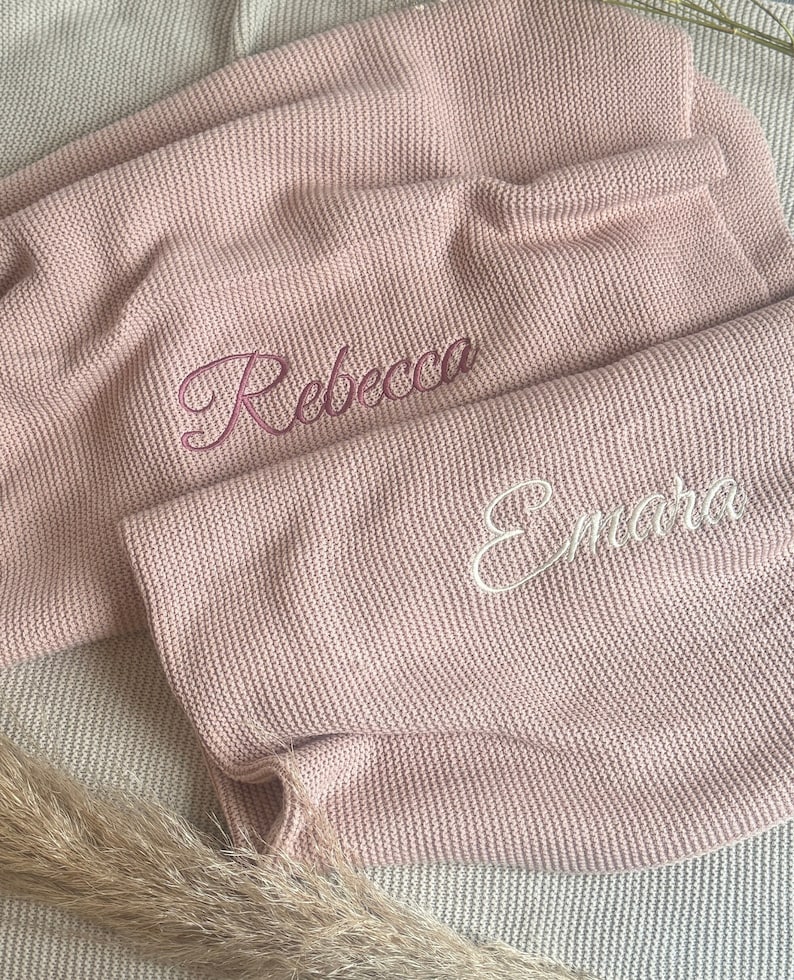 Decke mit Name, Strickdecke bestickt, Babydecke personalisiert, Babydecke Name, Kuscheldecke mit Name, Decke Wiege, Geschenke Geburt Taufe Rosa - Wild Rose