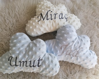 Kissen mit Name bestickt. Wolkenform, Geschenk Geburt, Taufe, Babyshower Junge Mädchen, Baby Kissen, Dekokisssen, Kissen Baby in Wolkenform