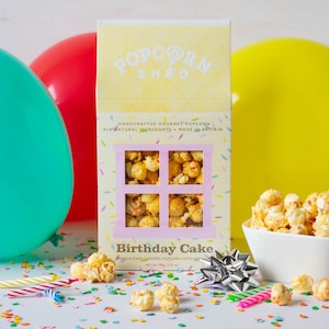 Palomitas de maíz gourmet con pastel de cumpleaños - Palomitas de maíz con caramelo y pastel de vainilla con chispas - Regalo de comida - Amante de la comida - Palomitas de maíz - Cumpleaños