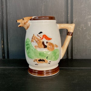 En vintage grädd-/mjölkkanna med jaktscen från Keele Street Pottery, England.