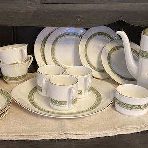 Vintage Royal Doulton Fine Bone China in &#39;Rondelay&#39; Pattern