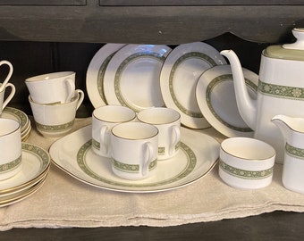 Vintage Royal Doulton Fine Bone China in &#39;Rondelay&#39; Pattern